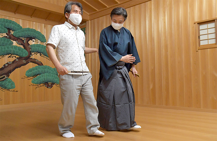 能舞台で基本動作を体験する広瀬浩二郎さんと味方玄さん(京都市上京区寺町鞍馬口)