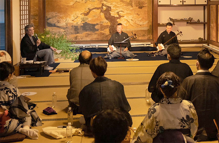 能舞台で基本動作を体験する広瀬浩二郎さんと味方玄さん(京都市上京区寺町鞍馬口)