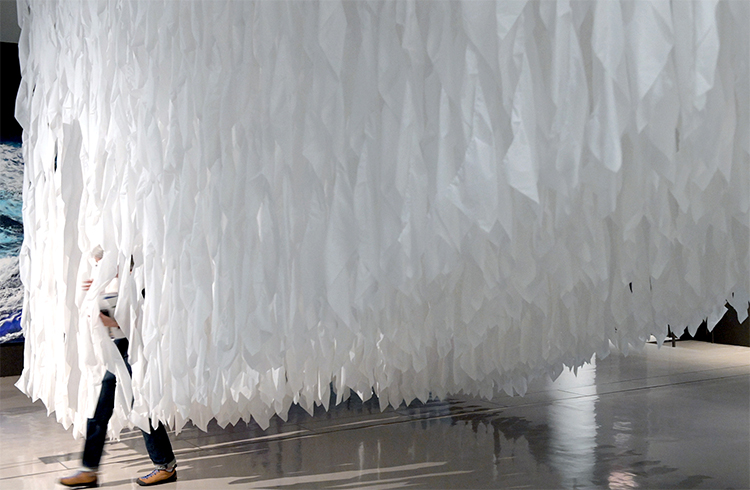 さわれる芸術作品を集めた民博の特別展「ユニバーサル・ミュージアム」=2021年11月30日まで開催予定。