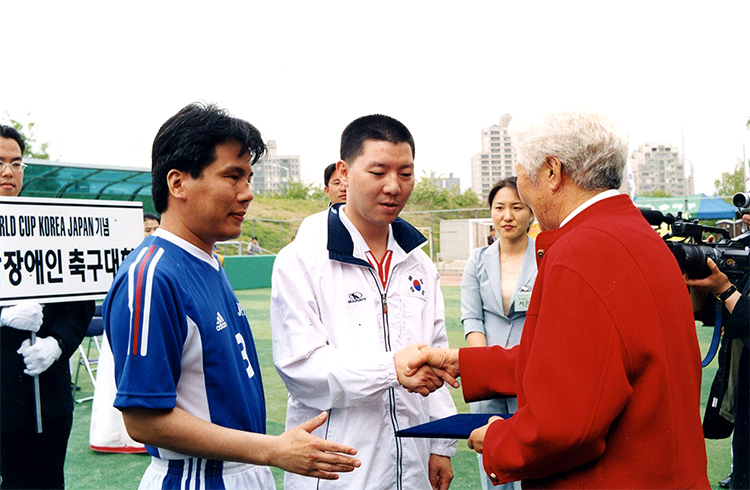 韓国・ソウルで開かれたブラインドサッカー日韓戦。広瀬浩二郎さんは主将を務めた