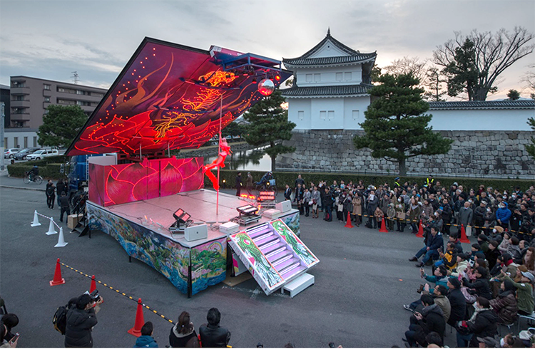 二条城前に登場した舞台トレーラー。「京都国際現代芸術祭2015」の公演が行われた（撮影・表恒匡）
