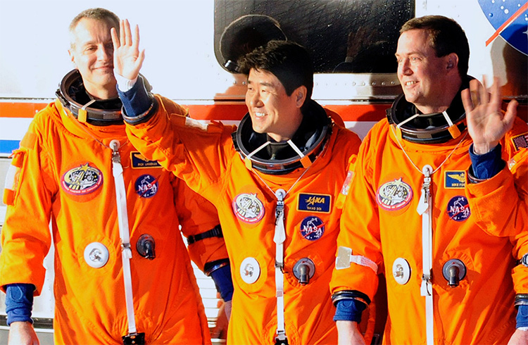 スペースシャトル「エンデバー」の発射台に、手を振りながら向かう土井隆雄さん（中央）ら＝2008年3月10日午後10時40分、米フロリダ州のケネディ宇宙センター（共同）
